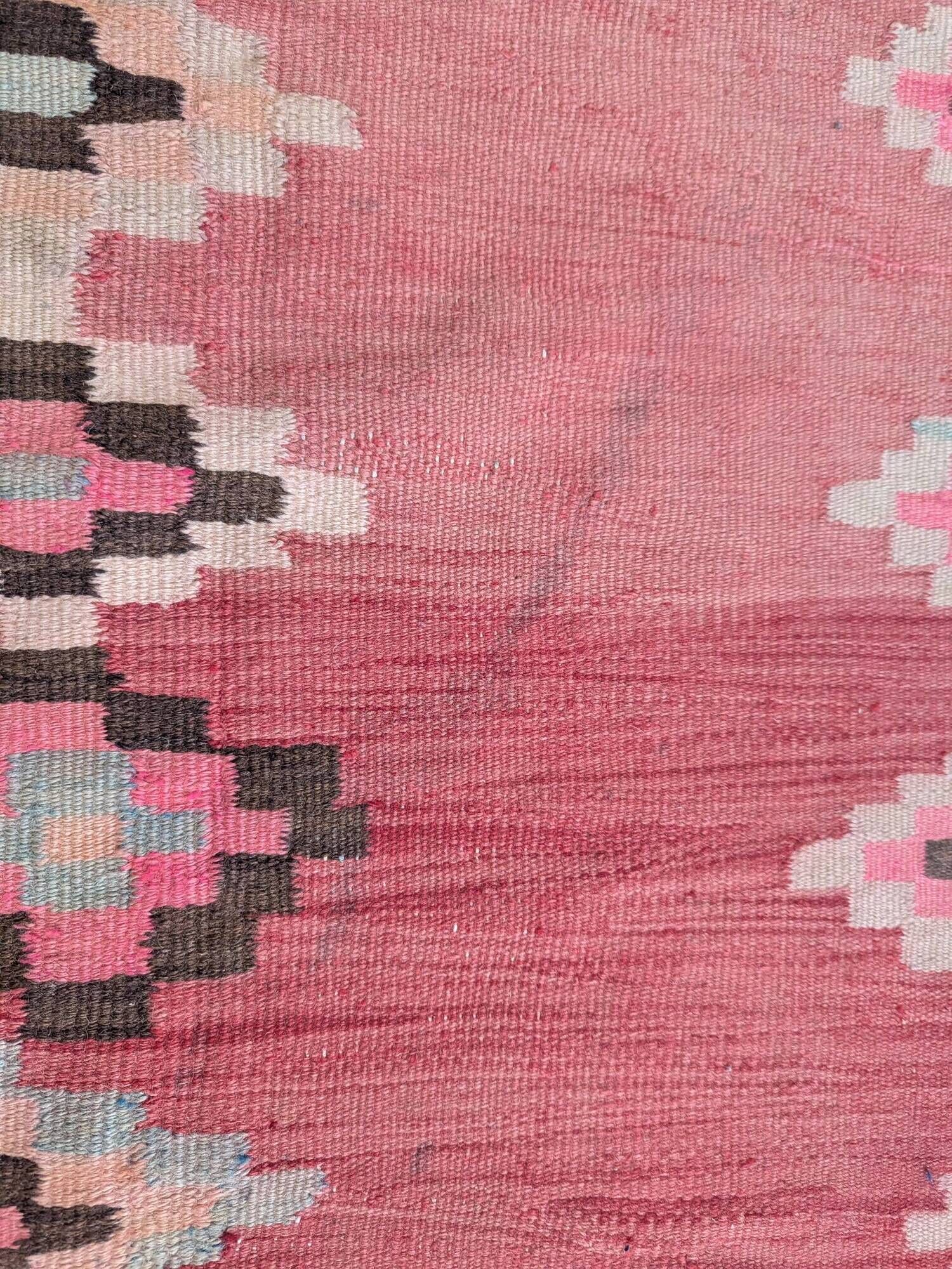 Tapis kilim ancien dans des tons rose