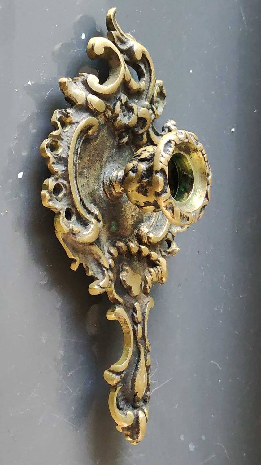 Antique Baroque/Rocaille style hand candle holder. In bronze with an old gold patina.