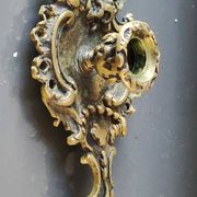 Antique Baroque/Rocaille style hand candle holder. In bronze with an old gold patina.