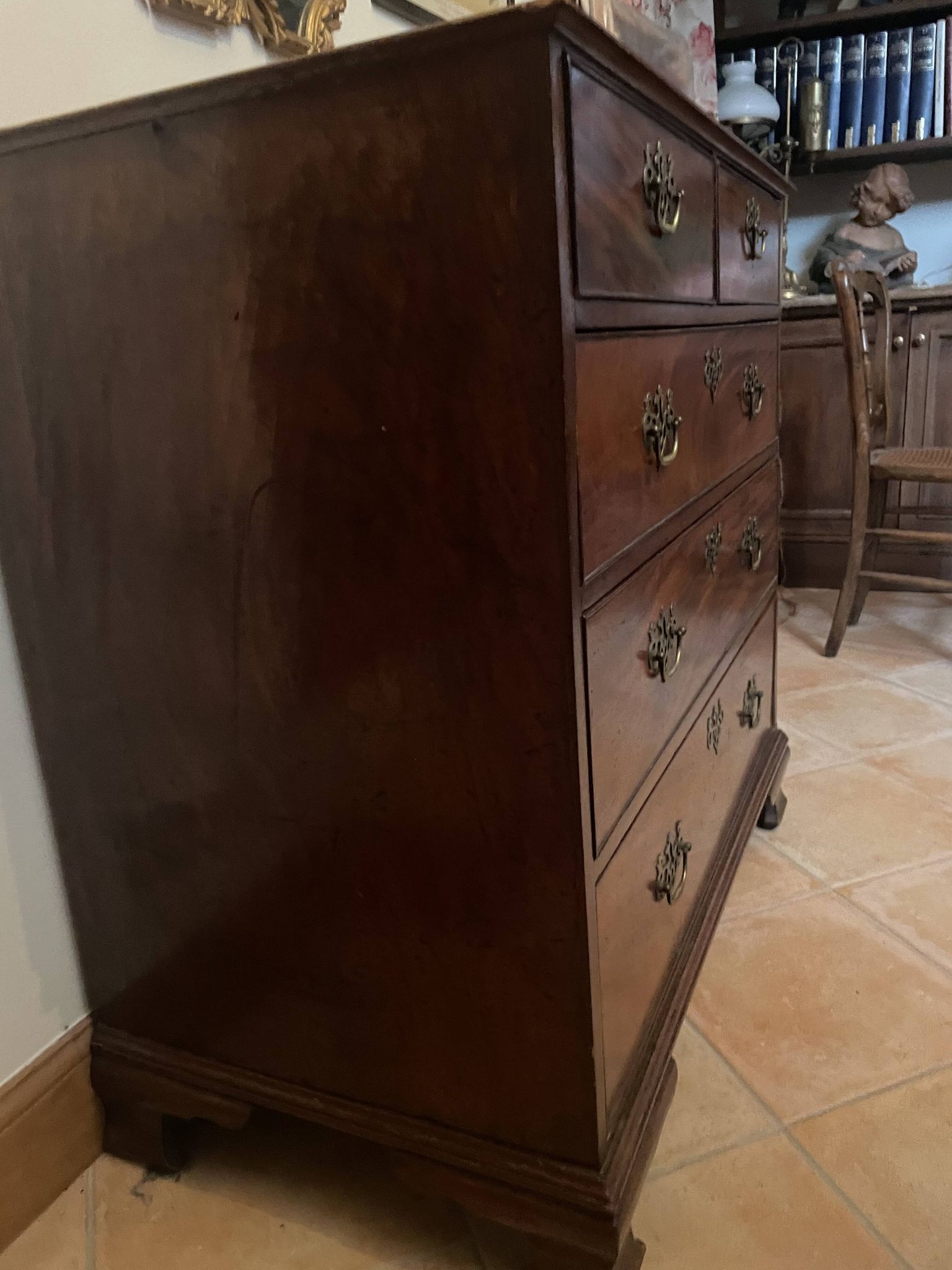 Mahogany chest of drawers, opening 5 drawers in 4 rows and fitted with brass handles.