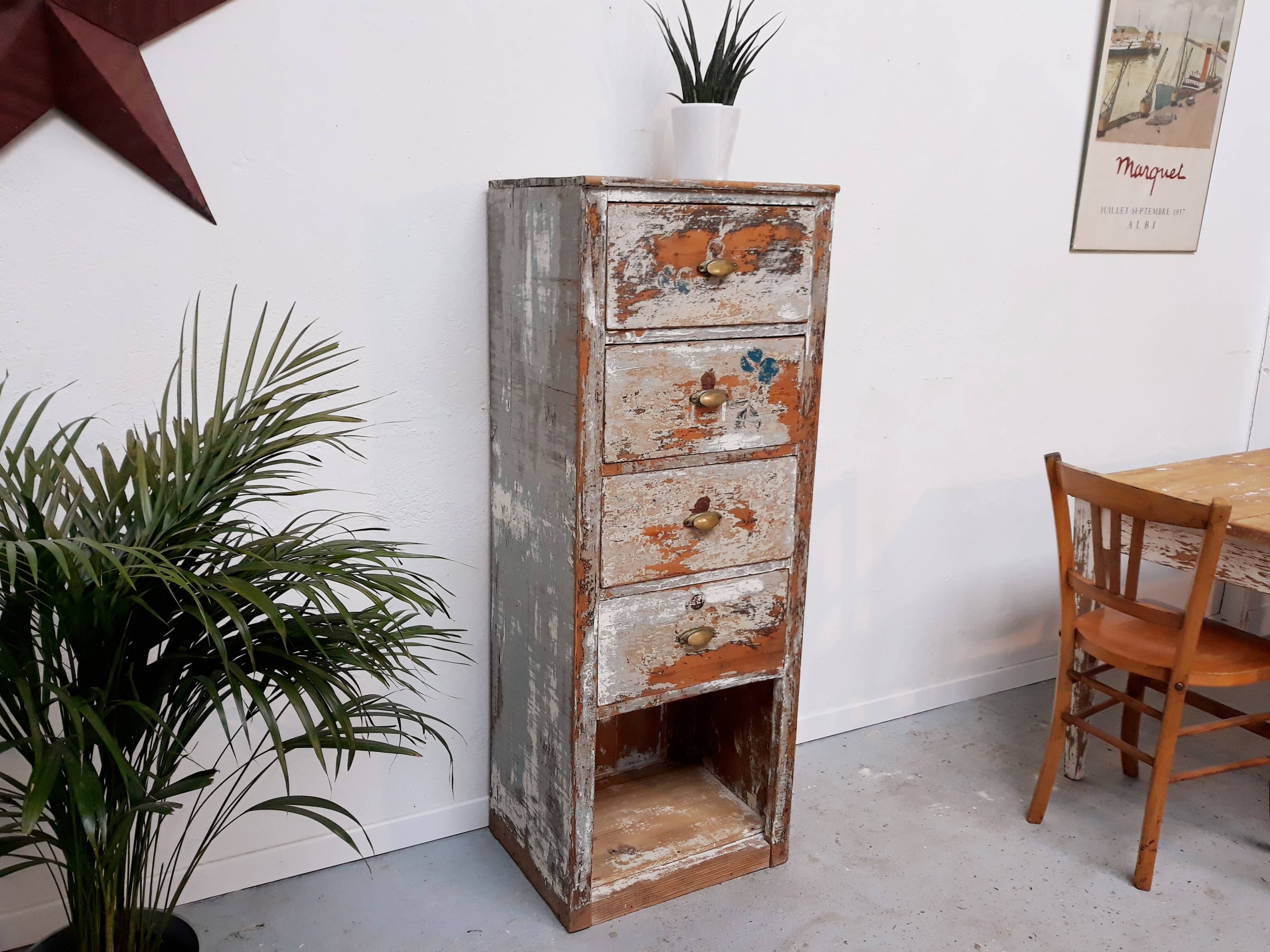 Furniture of trade with rag-to-ceiling drawers