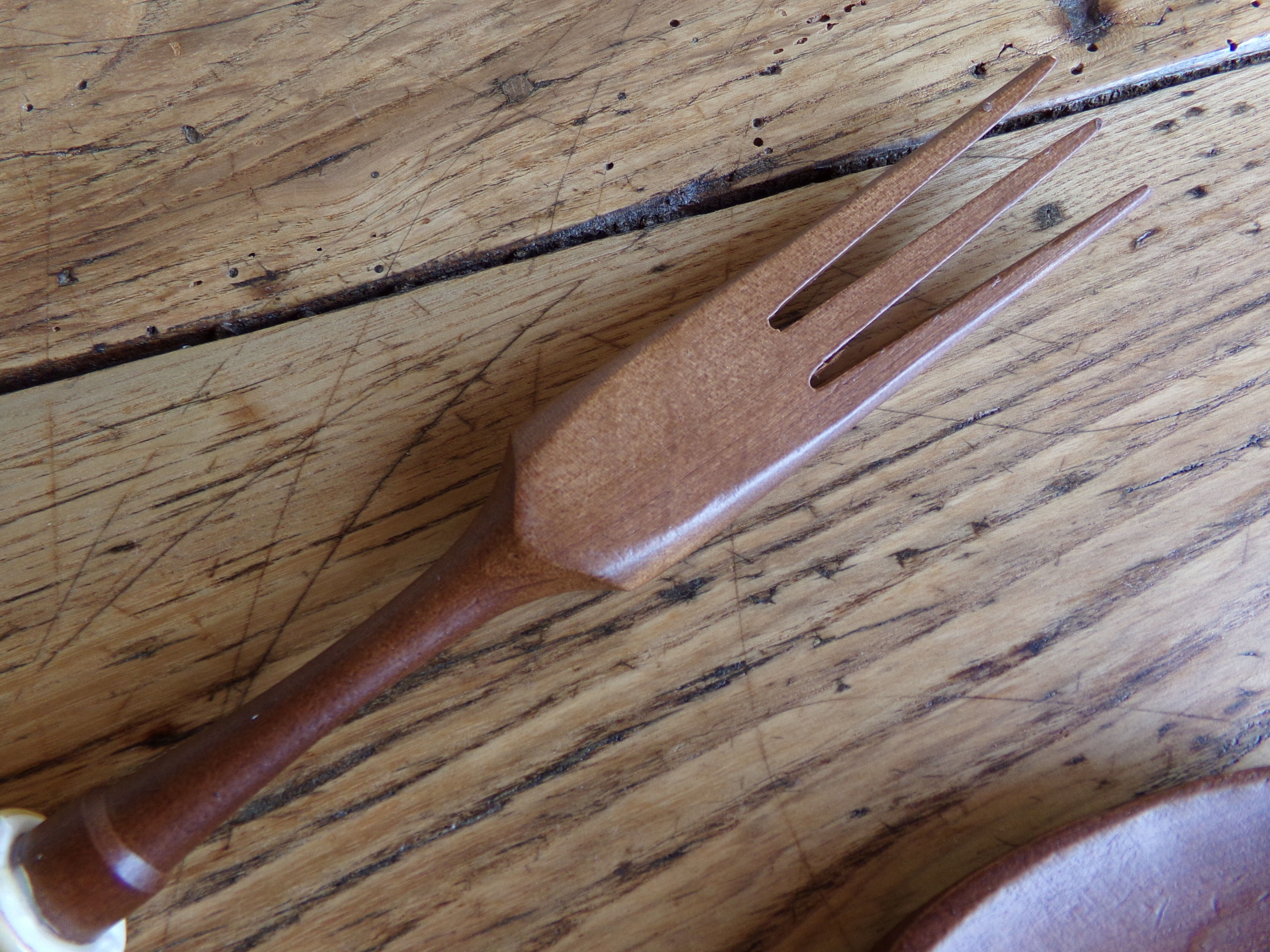 Wood and ceramic salad cutlery