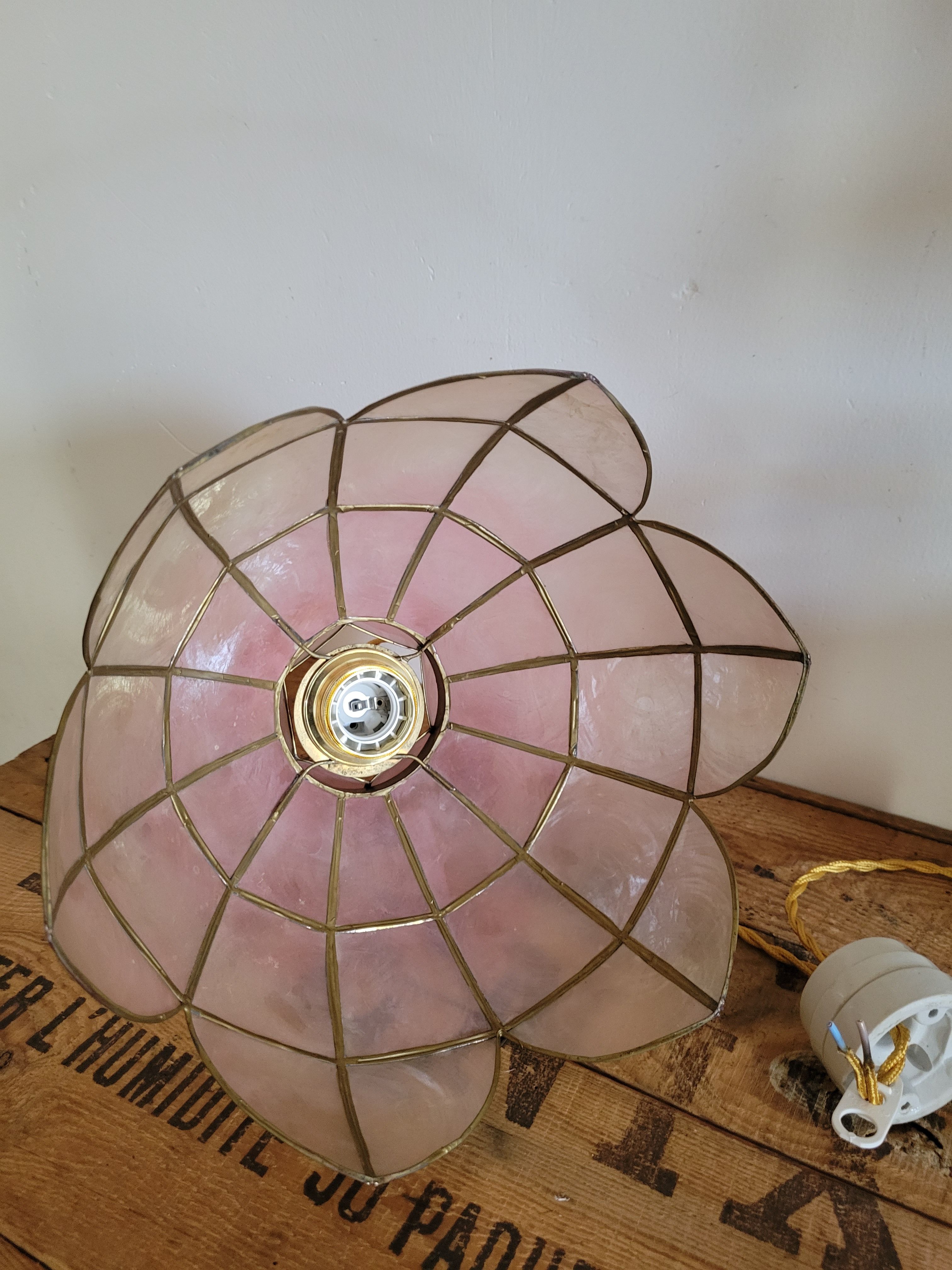 Suspension en laiton et nacre rose