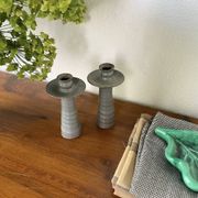 Paire de bougeoirs en grès gris