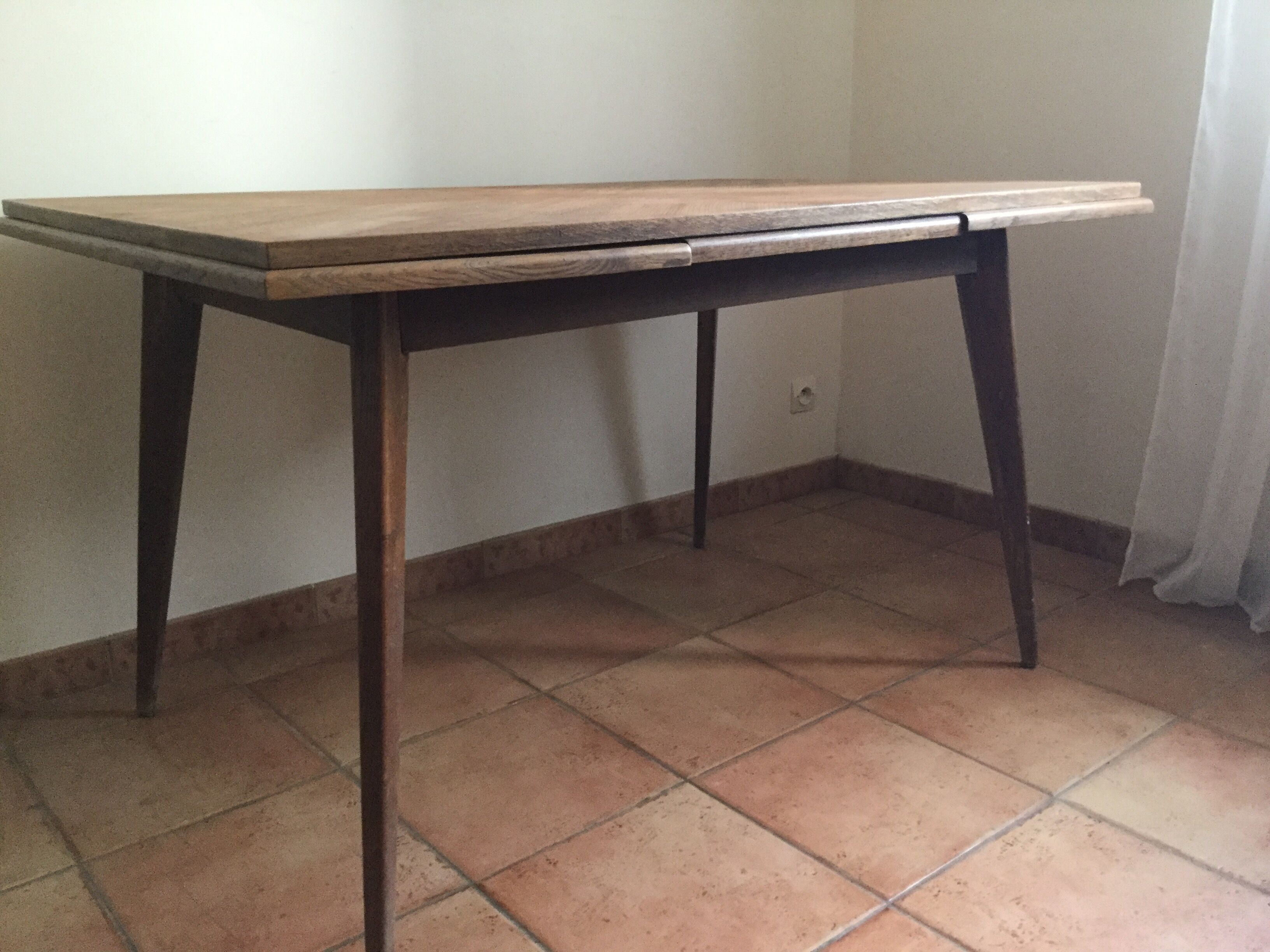 Extendable table with compass feet