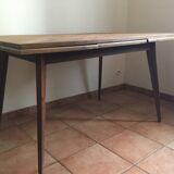 Extendable table with compass feet