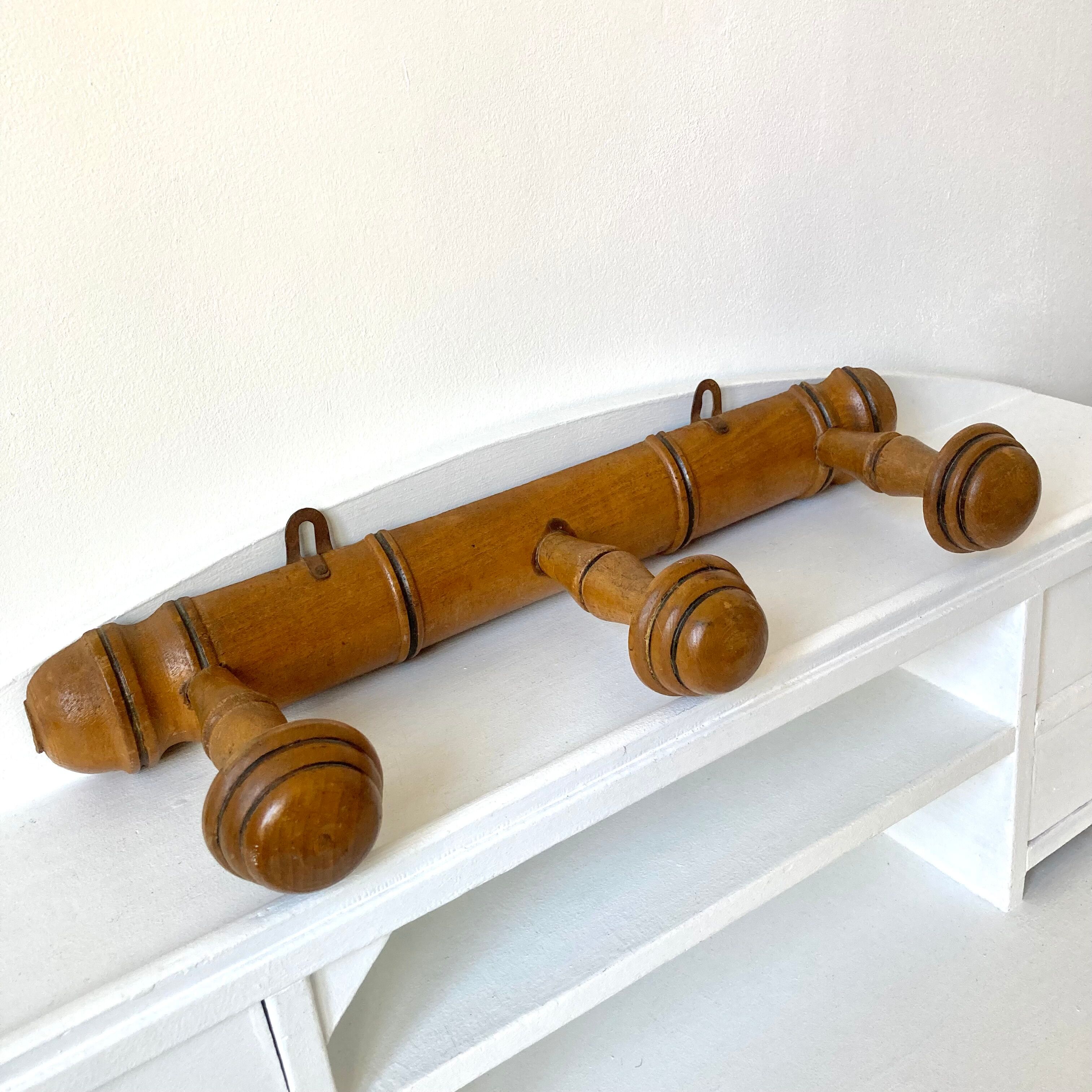 Porte manteau mural en bois tourné