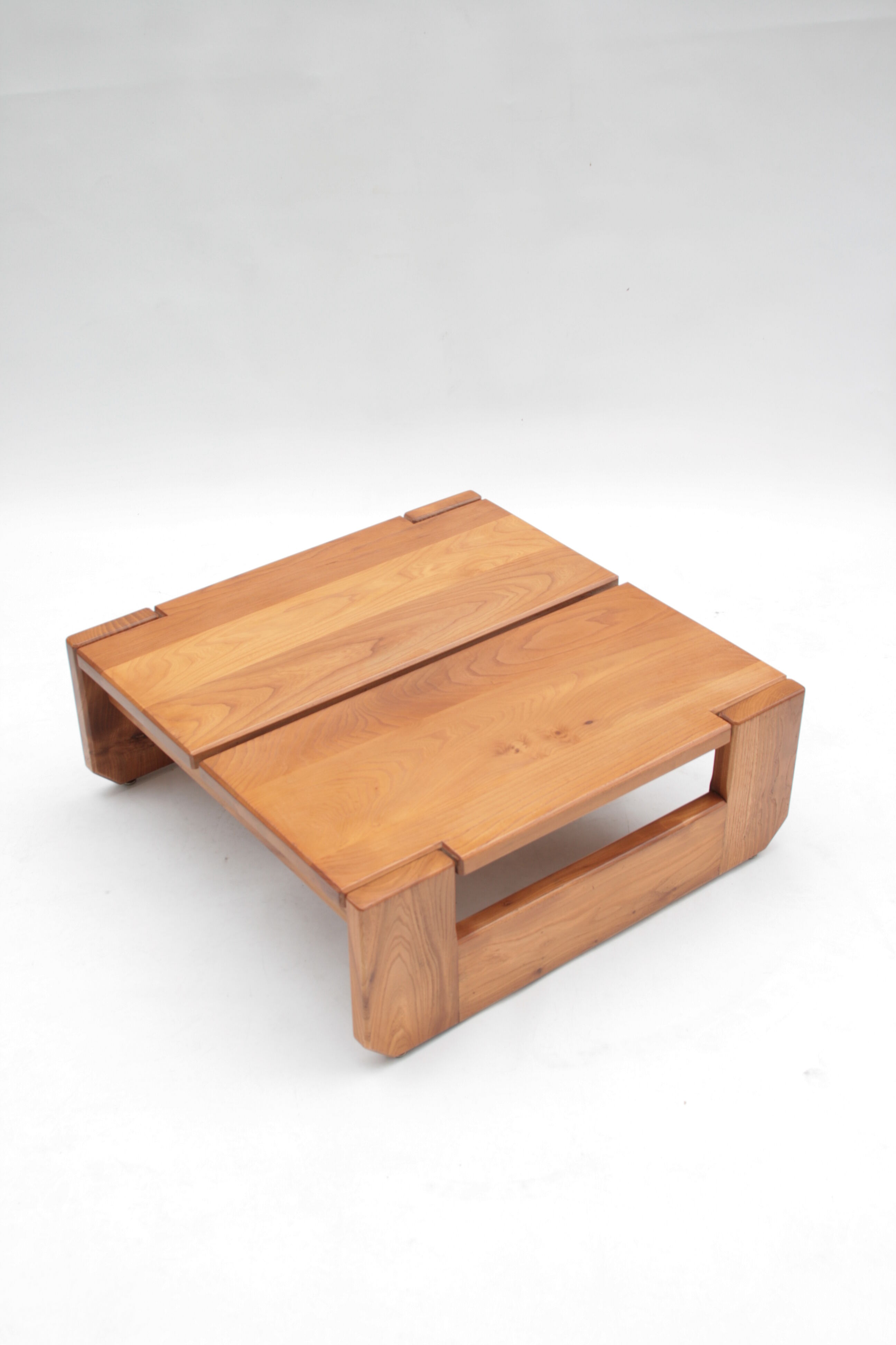 Table basse en orme par la Maison Regain, 1960