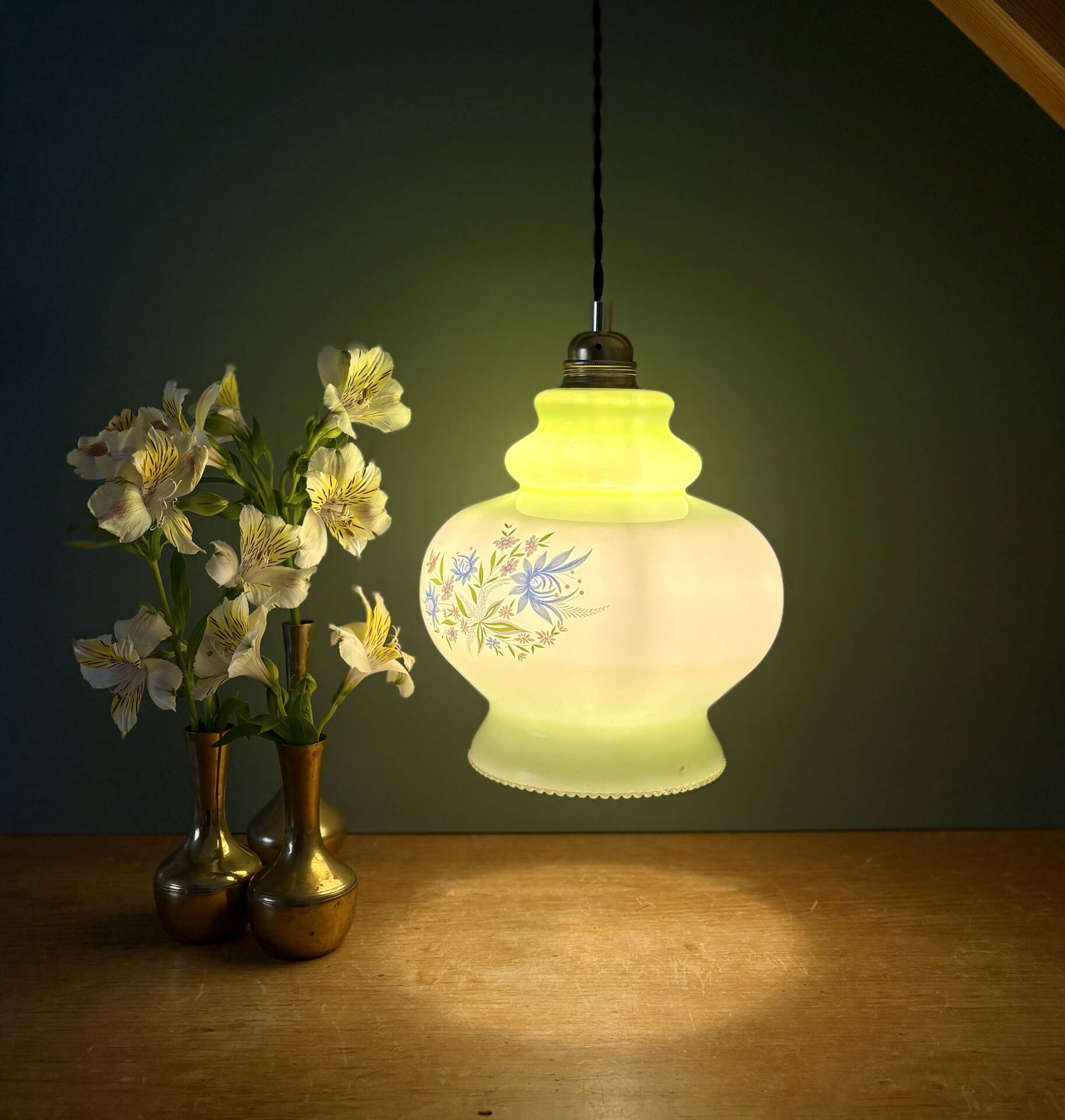 Suspension globe vintage en opaline blanche et verte
