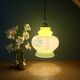 Suspension globe vintage en opaline blanche et verte