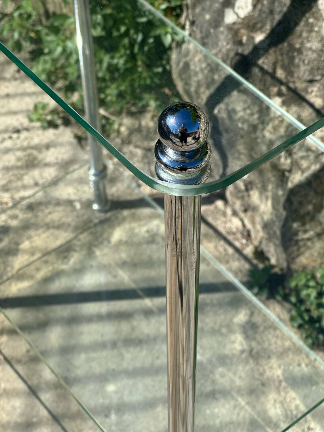 Petite étagère en verre et chrome .