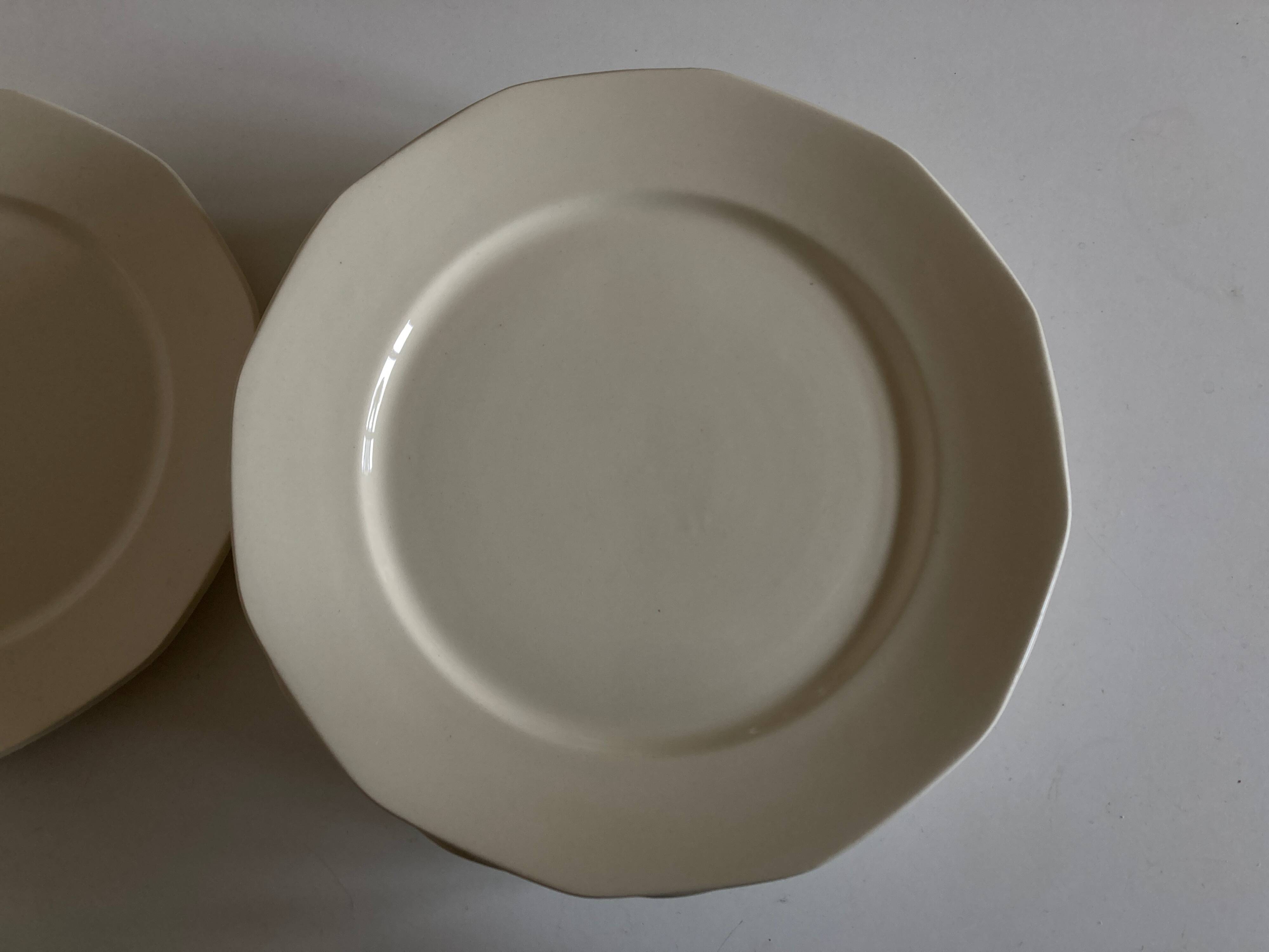 Set of 12 modernist ivory dinner plates in ironstone from 1940.