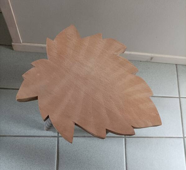 Solid wood stool with tripod legs, Aero-gummed leaf dp 0124001