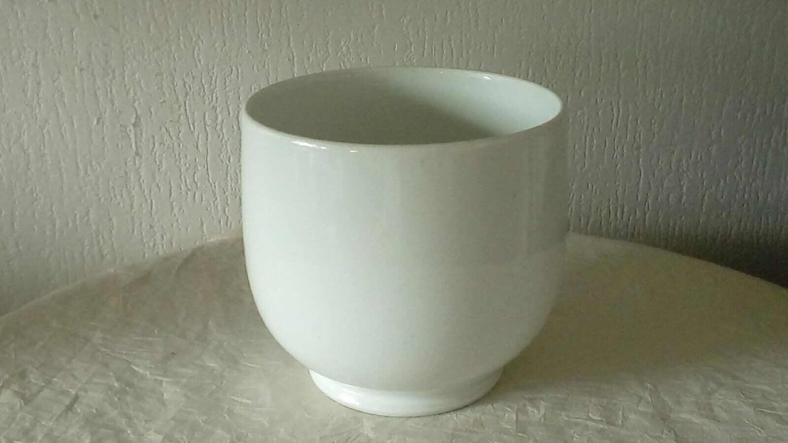 Cache pot en porcelaine blanche ancien