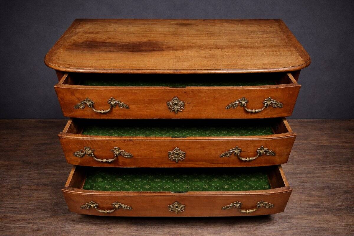 Commode ancienne galbée en bois massif – époque Louis XIV / Louis XV - XVII
