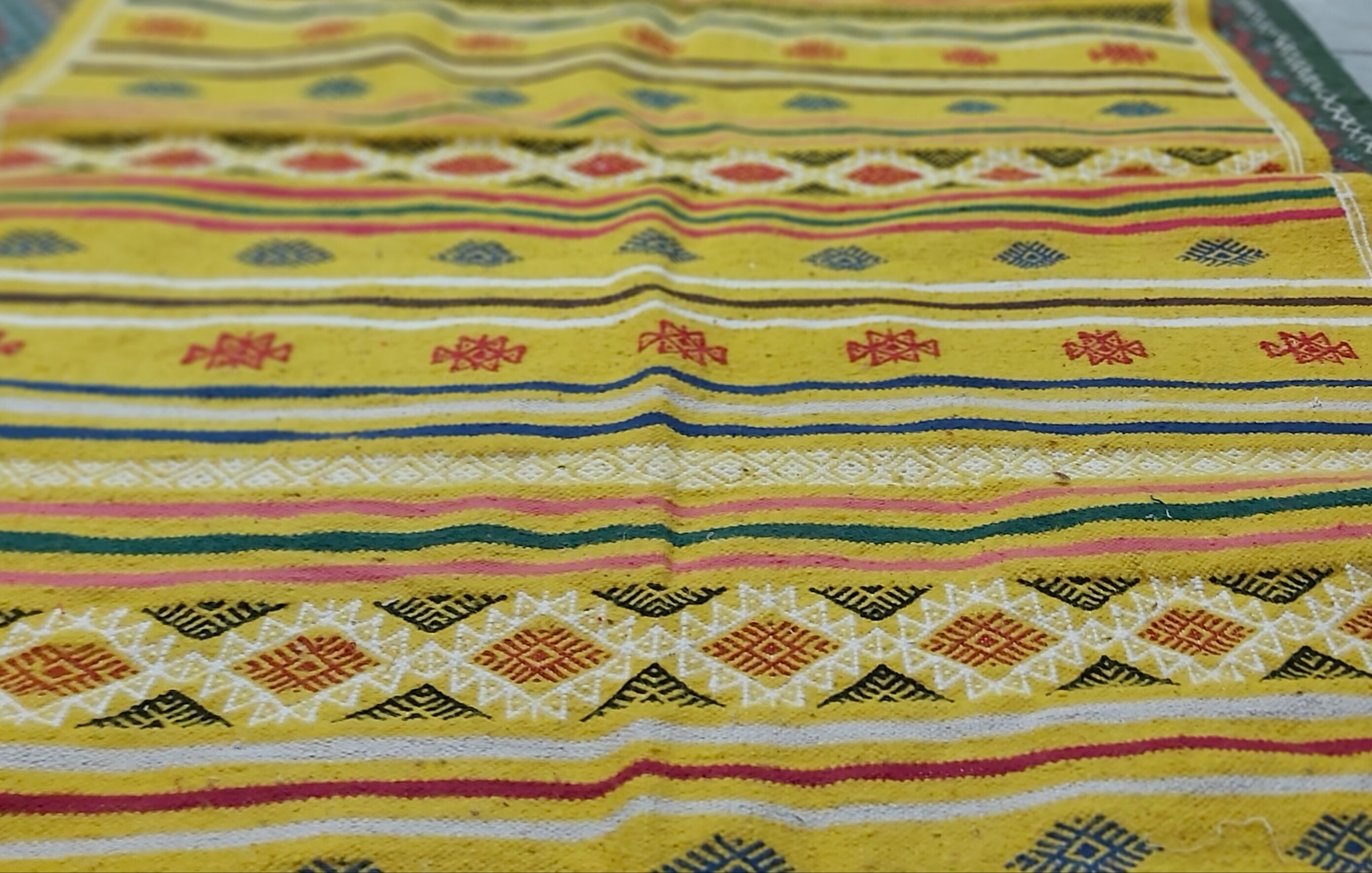 Hand-woven yellow kilim in pure wool 105×200cm