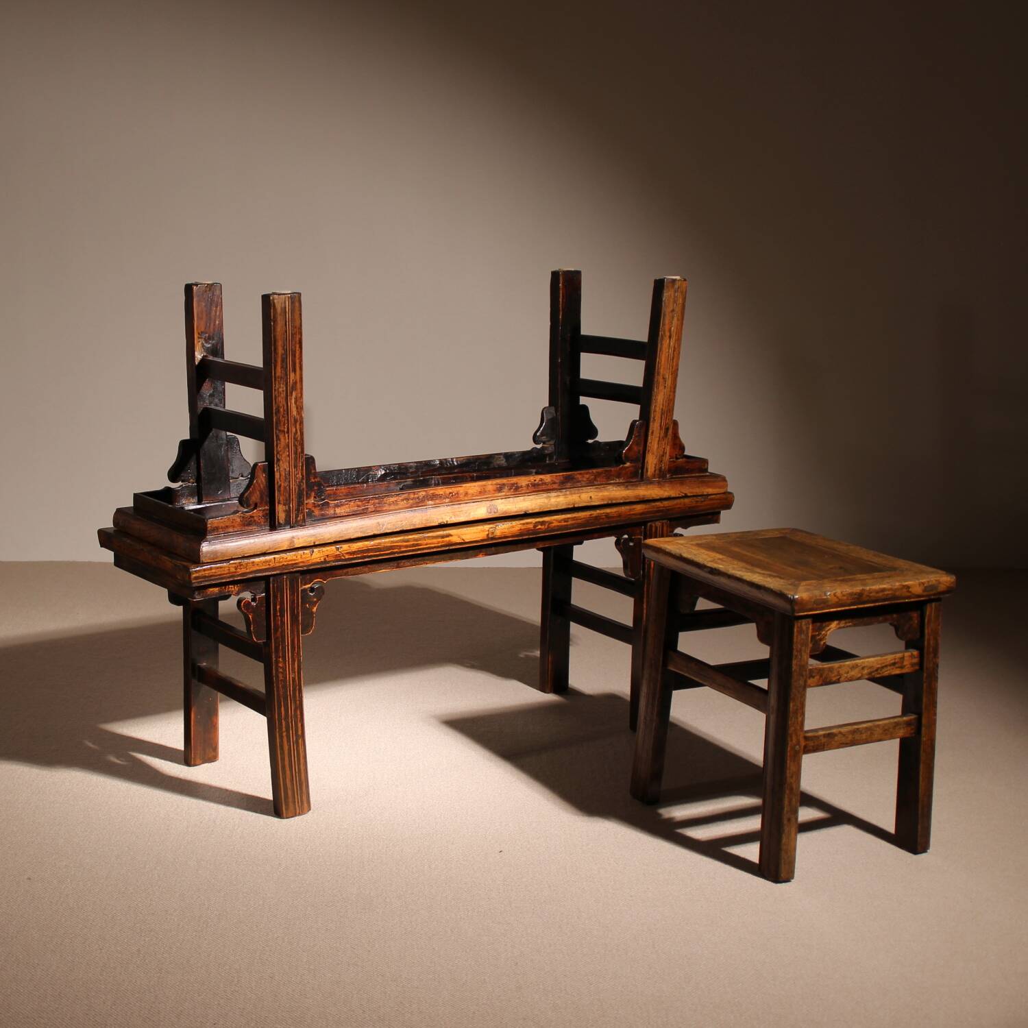 Ensemble de banc, tabouret et table basse 'Wabi Sabi' primitif en chêne massif.