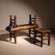 Ensemble de banc, tabouret et table basse 'Wabi Sabi' primitif en chêne massif.