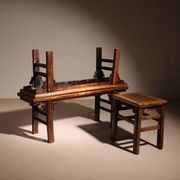 Ensemble de banc, tabouret et table basse 'Wabi Sabi' primitif en chêne massif.