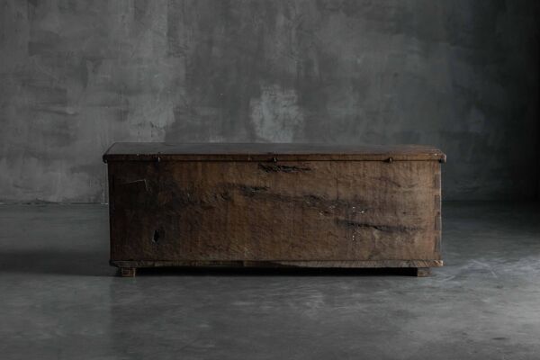 Coffre de rangement en bois ancien, France, fin du XVIIIe siècle