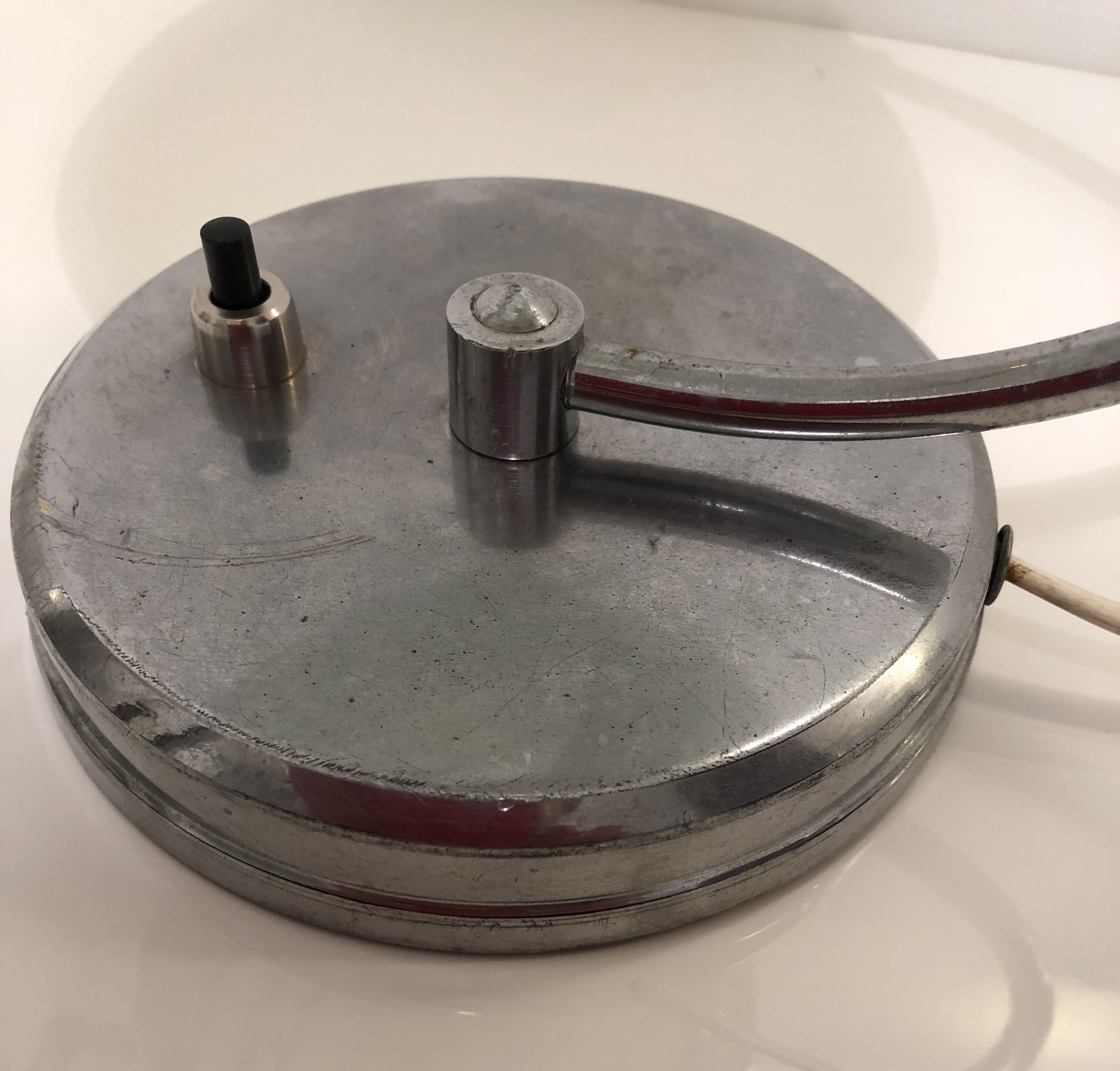 Art Deco adjustable desk or bedside lamp in chromed metal and Clichy globe