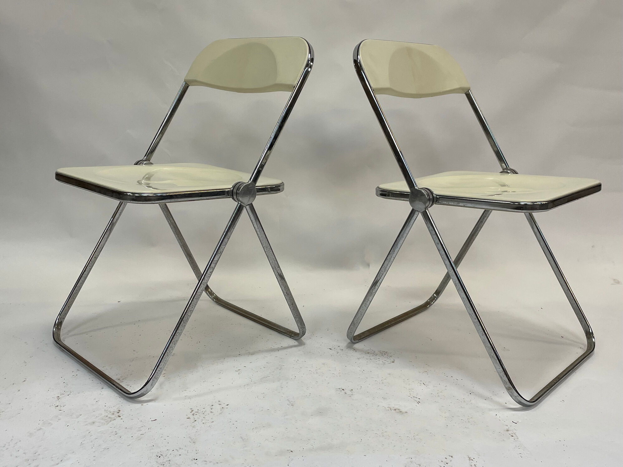 Giancarlo piretti plia lucite folding chair for castelli in white creme