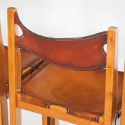 Ensemble de quatre chaises vintage. Bois d'orme et cuir. Maison Regain 70s