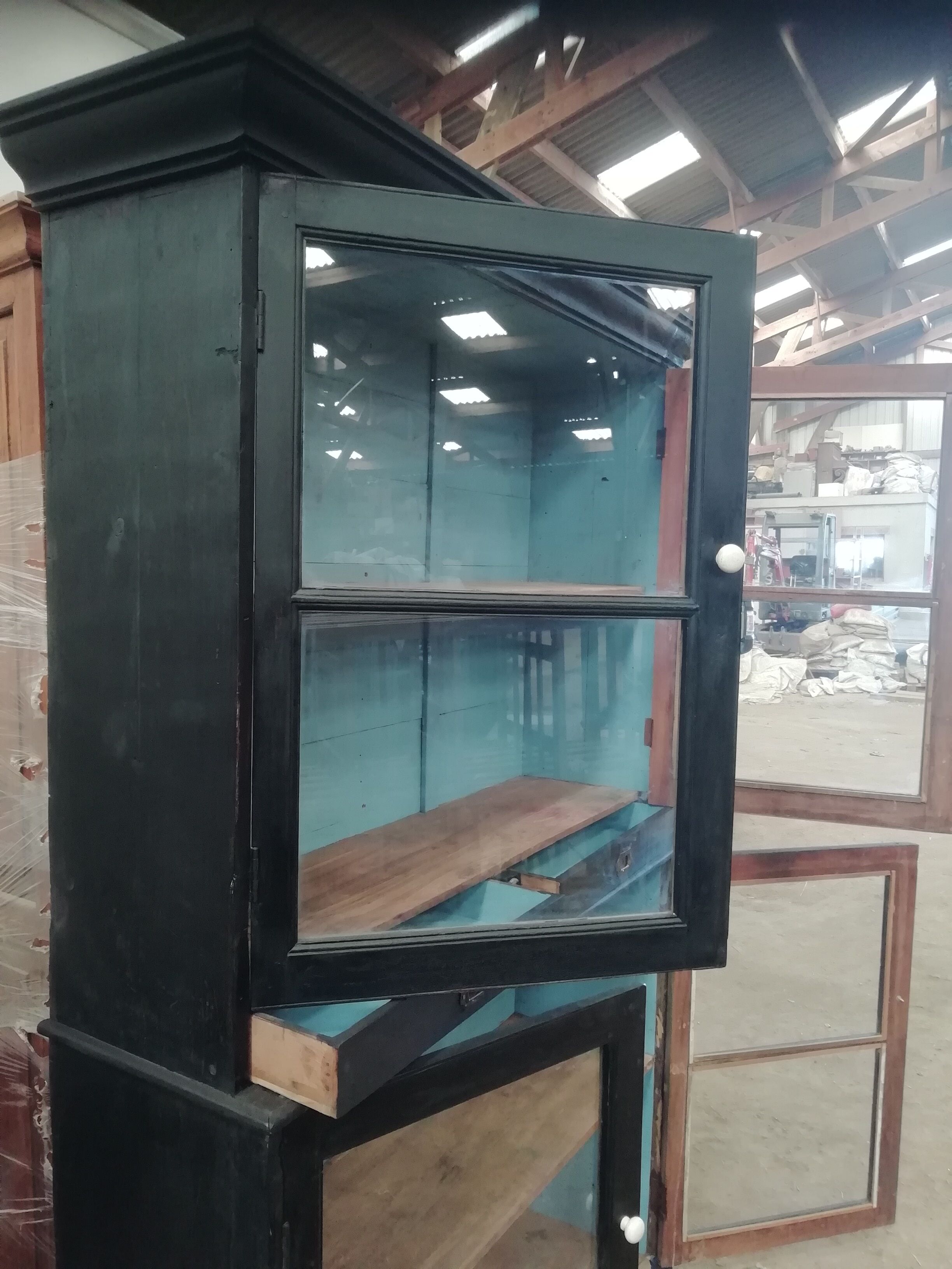 Glass-enclosed croat