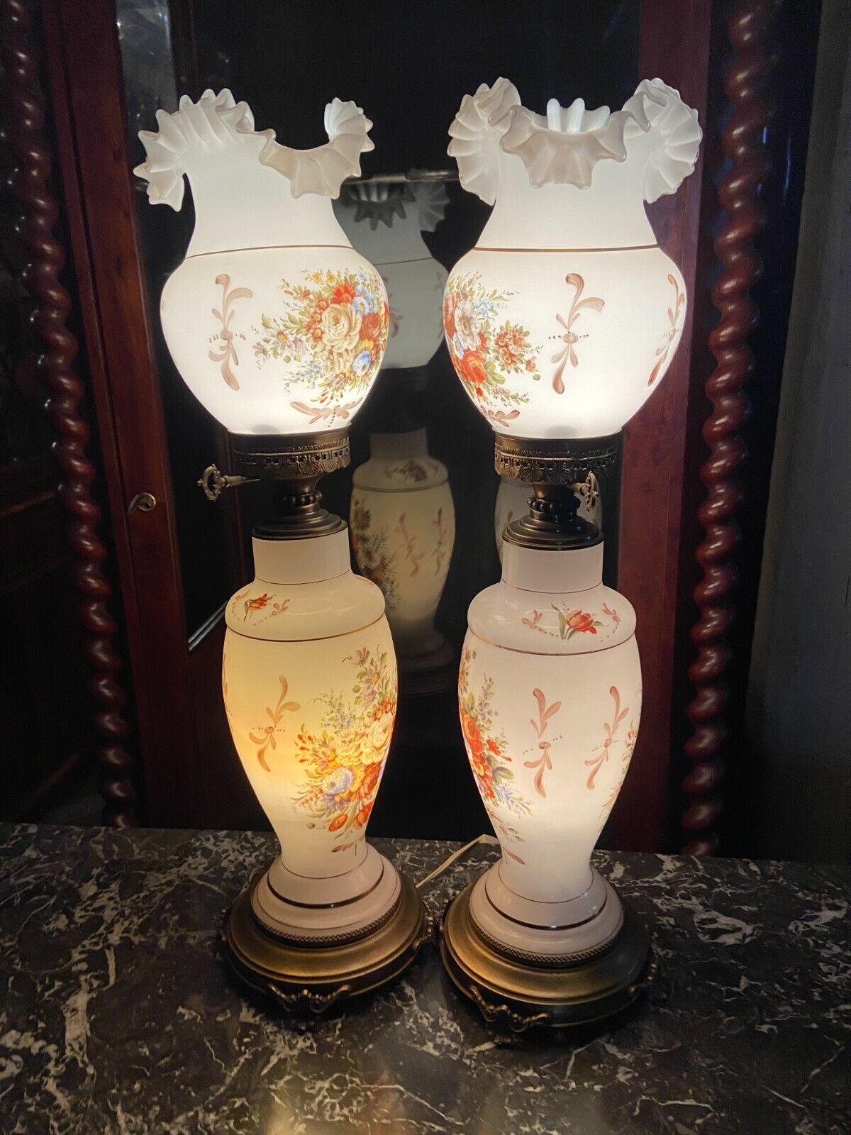 Paire de lampes en opaline blanche à décor floral