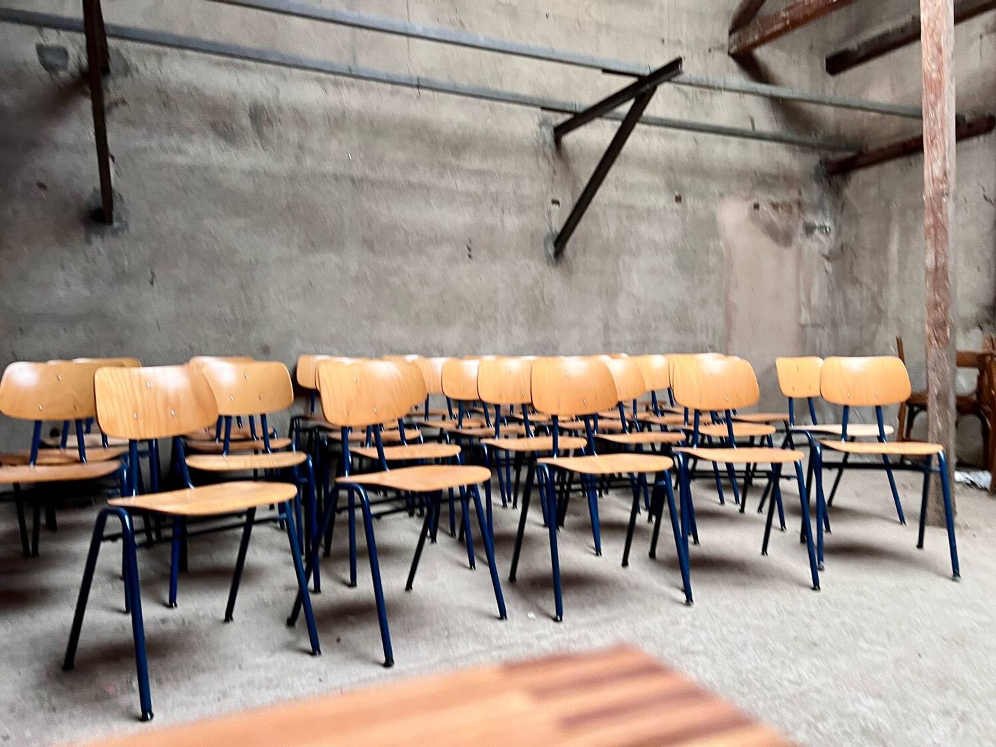 Stackable school chair 32