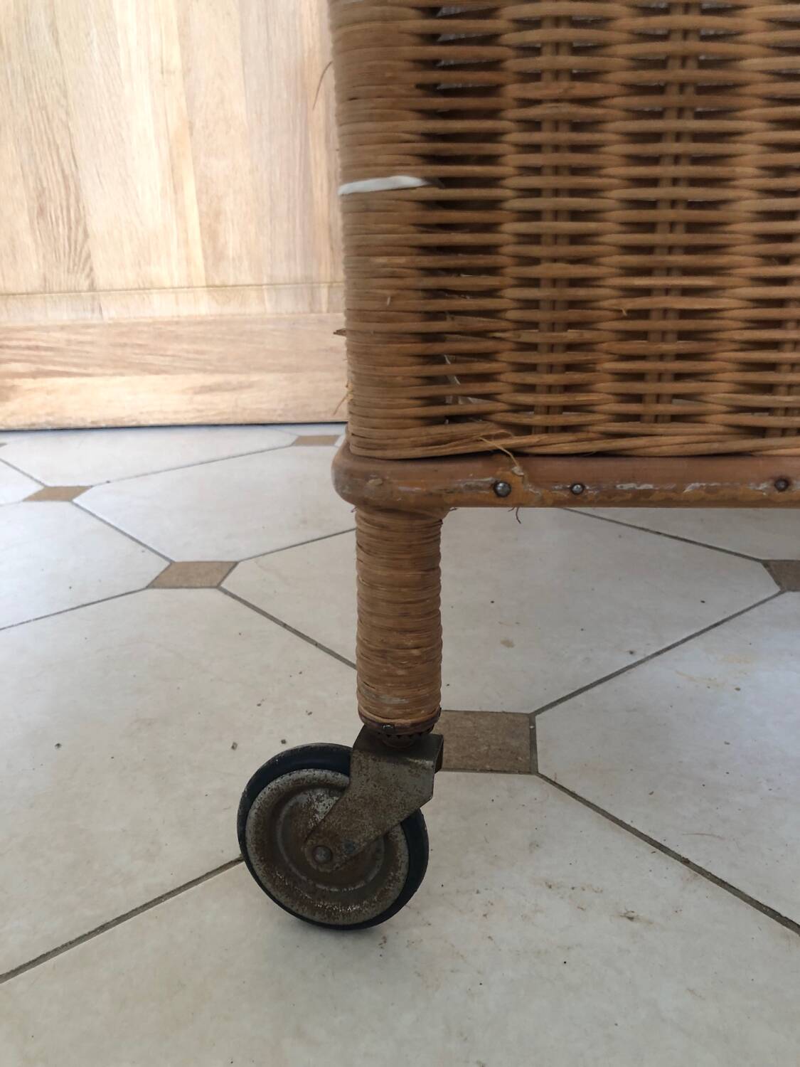 Vintage rattan baby bed