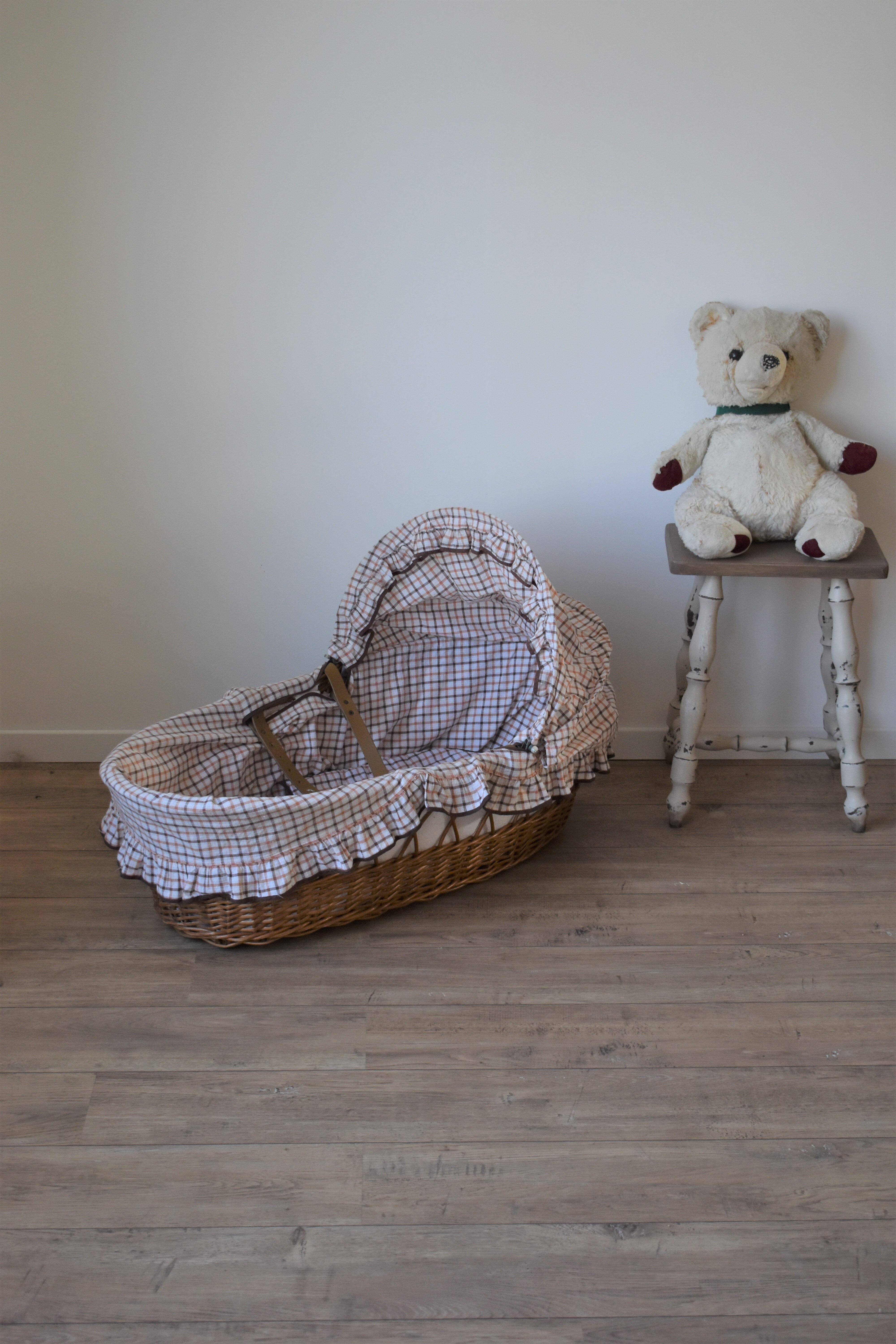 Couffin en osier vintage et sa parure