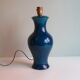 Lampe de table en céramique bleue France 1970