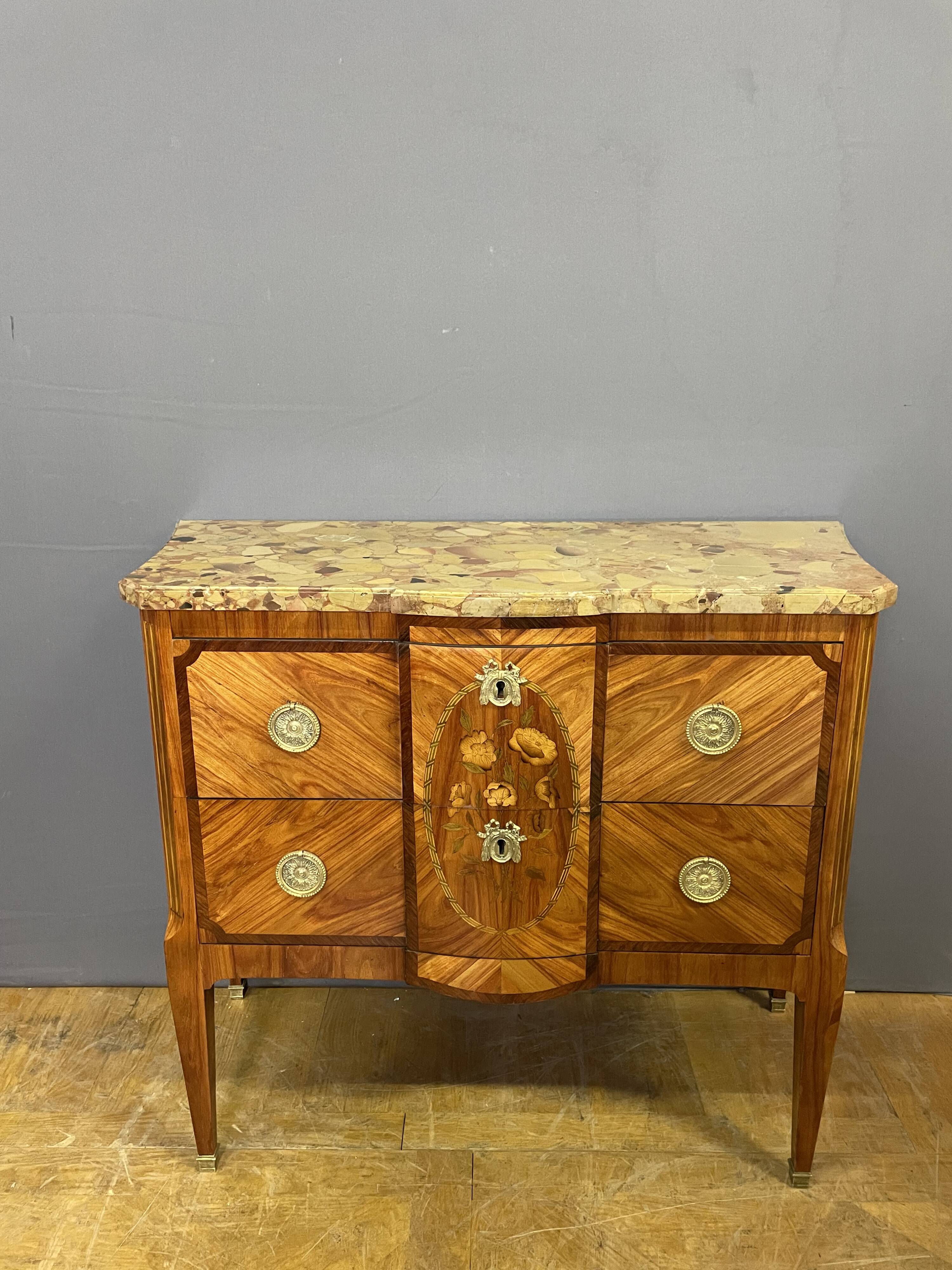Chest of drawers with a central projection from around 1880