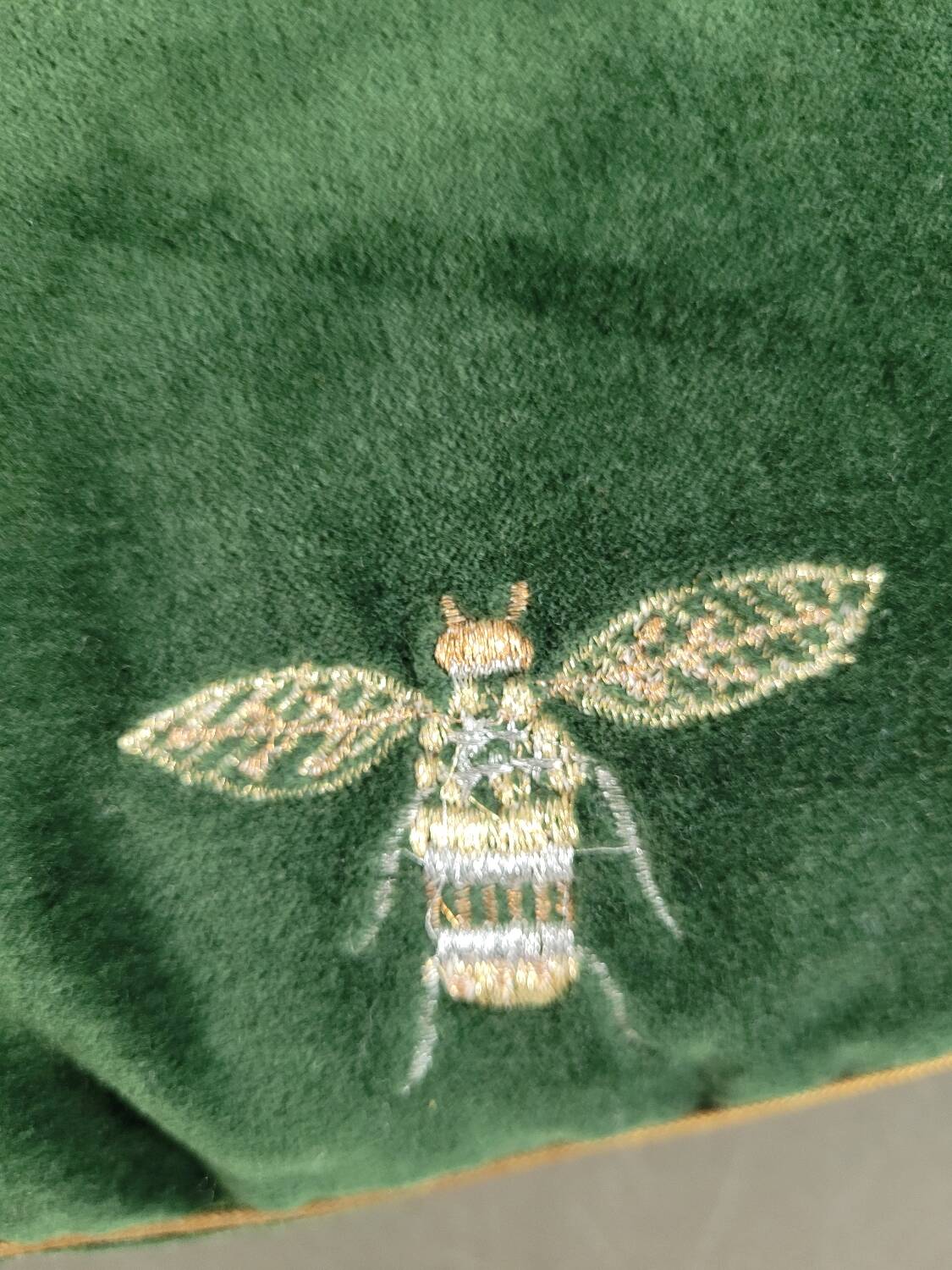Coussin en velours motifs brodés abeilles