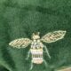 Coussin en velours motifs brodés abeilles