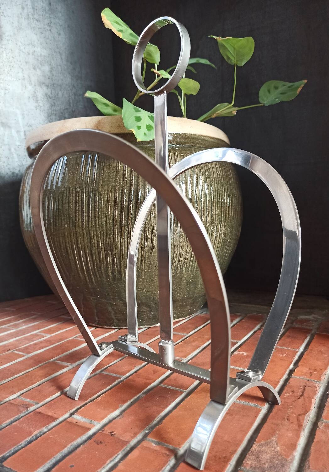 Porte-revues vintage en acier inoxydable brillant