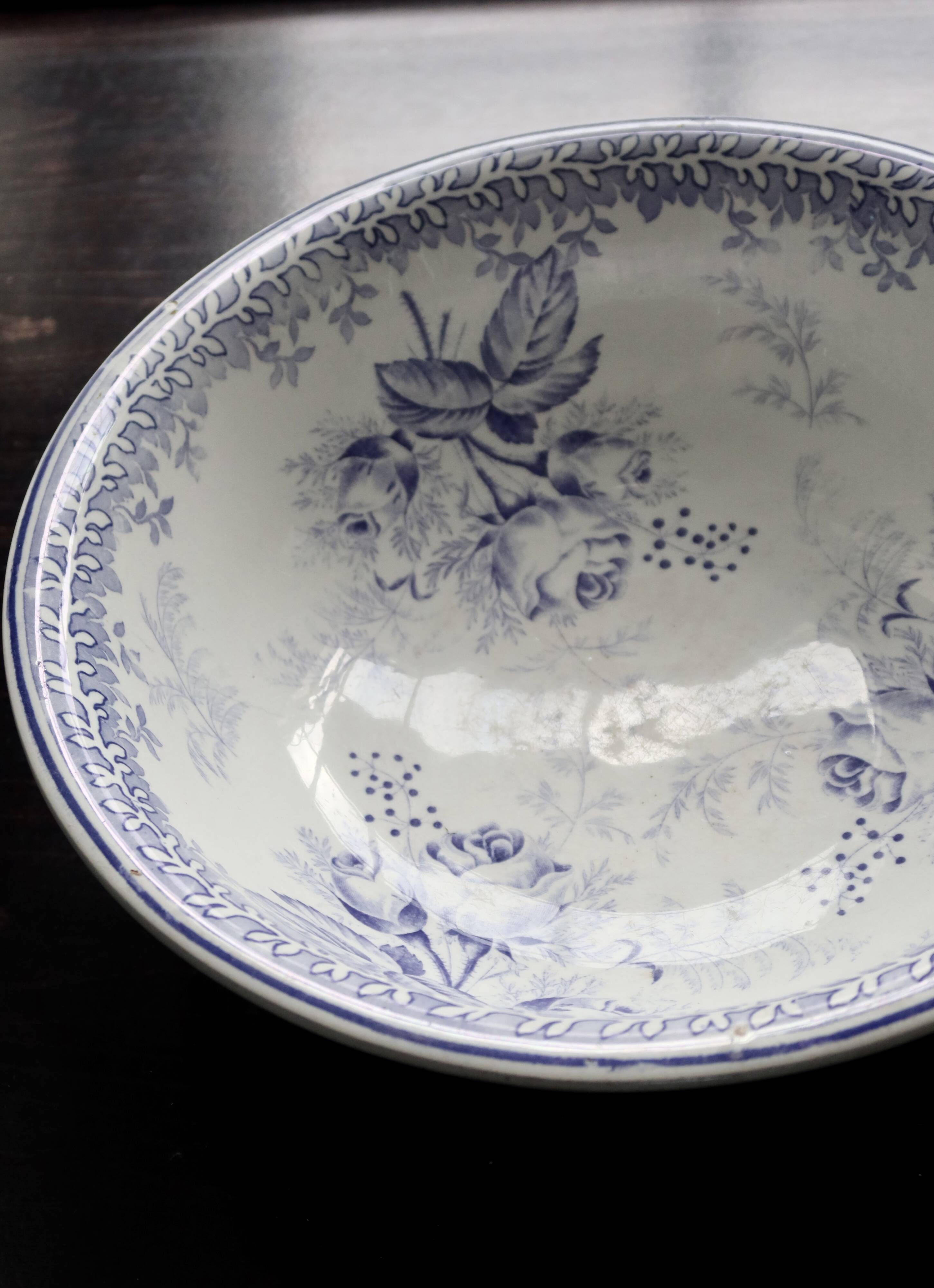 Old basin in white and purple earthenware - Floral decoration