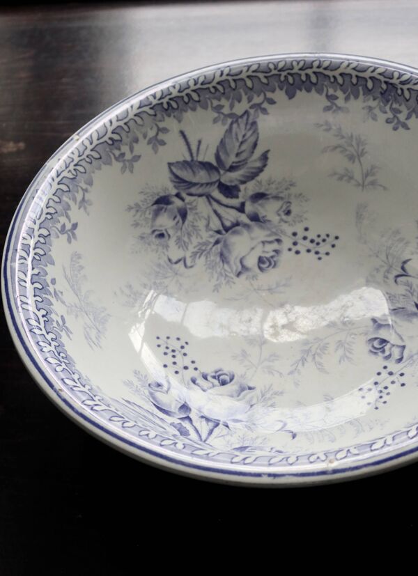 Bassine ancienne en faïence blanche et violette - Décor floral