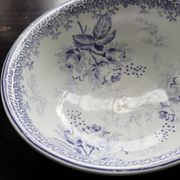 Old basin in white and purple earthenware - Floral decoration