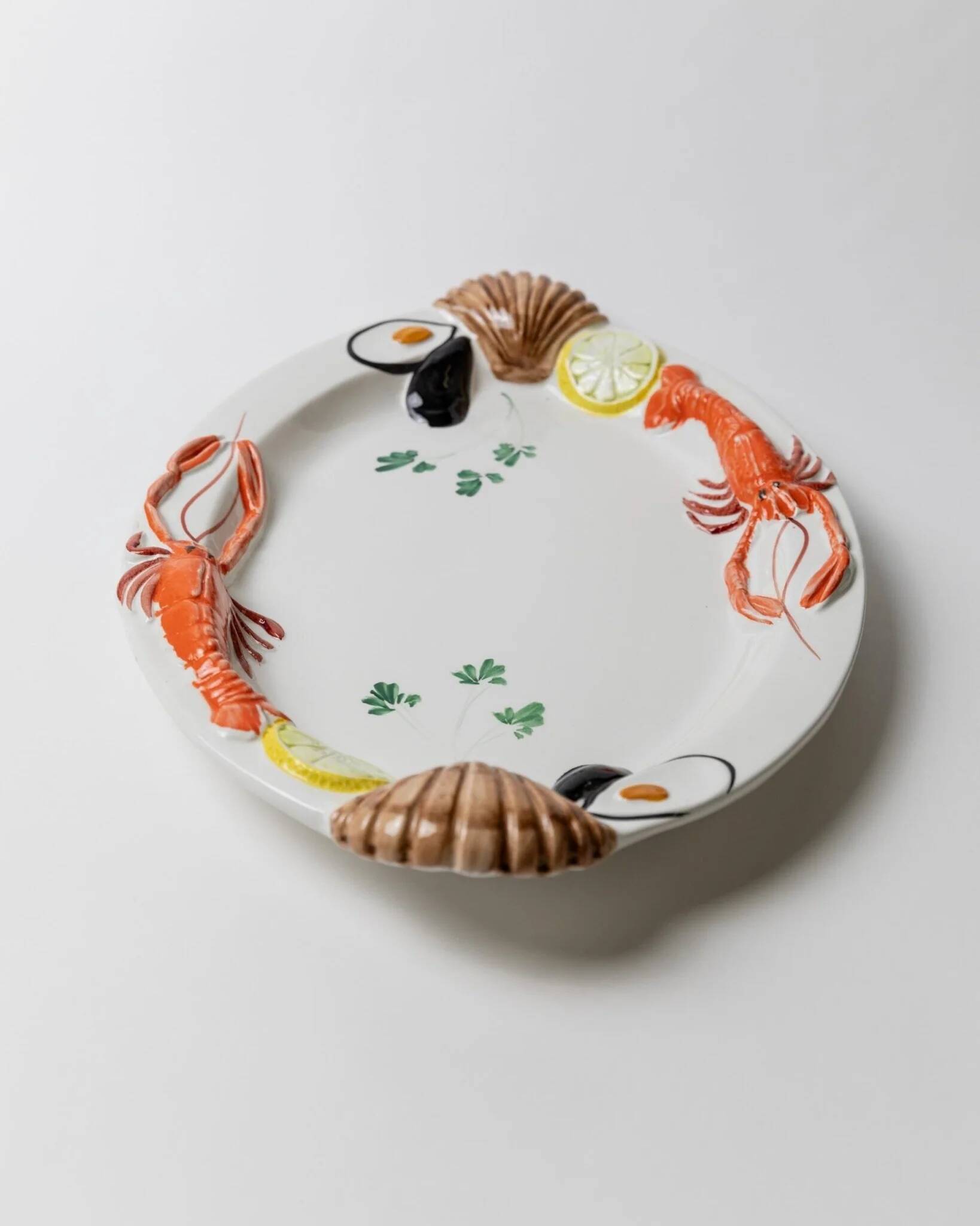 Assiette ovale en céramique blanche avec relief 3D de fruits de mer, design italien Siro, vintage des années 1980, 48 x 32 cm.