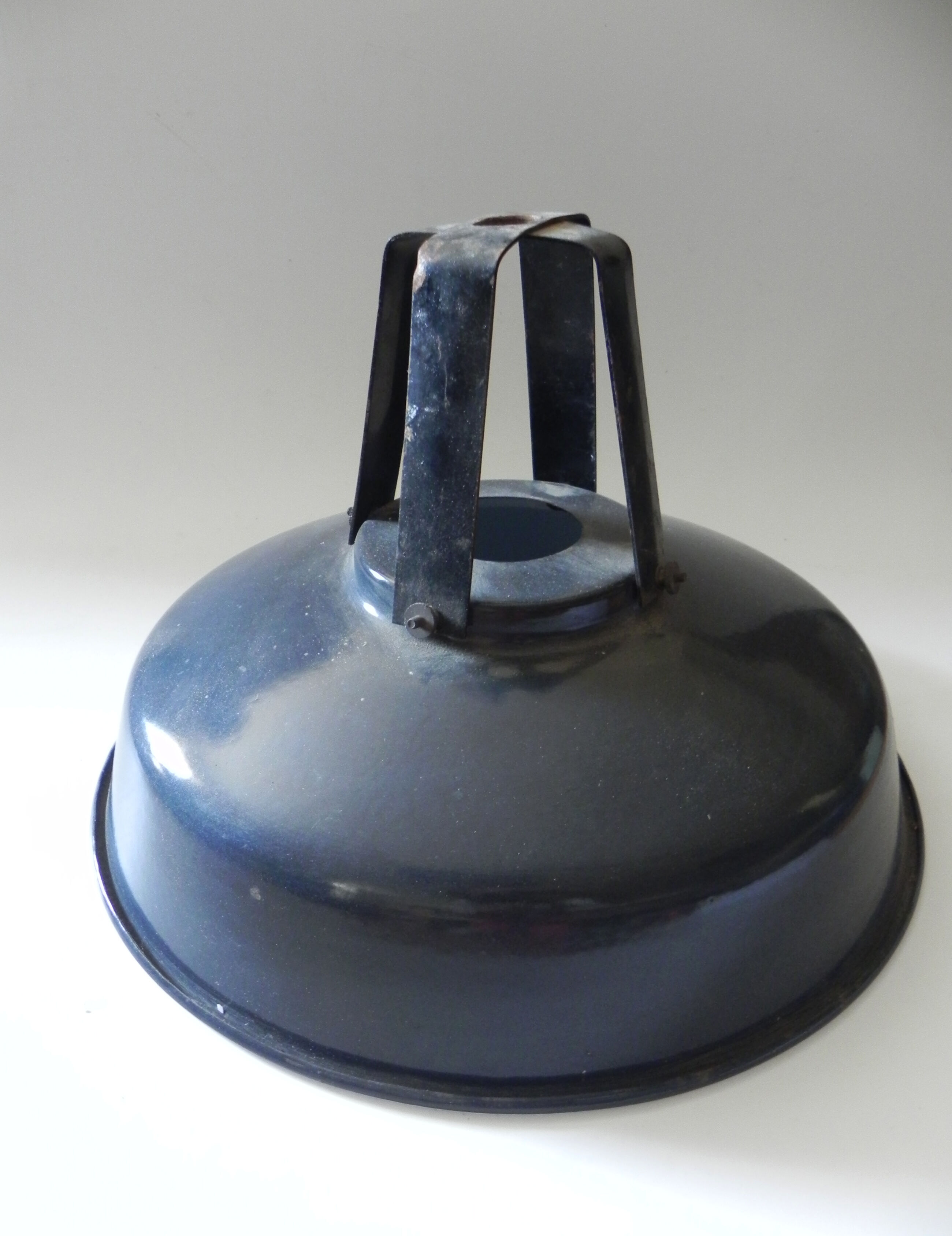 Suspension industrial blue gray