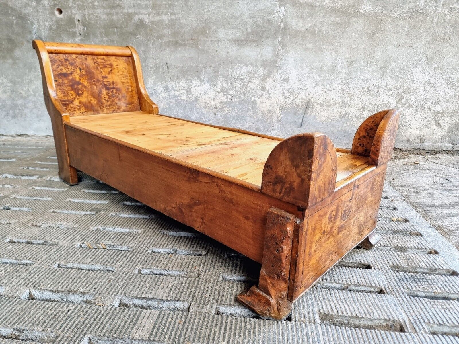 Antique chaise longue daybed Empire style walnut