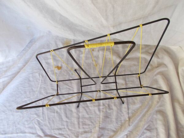 Porte revue en métal noir et fil scoubidou jaune