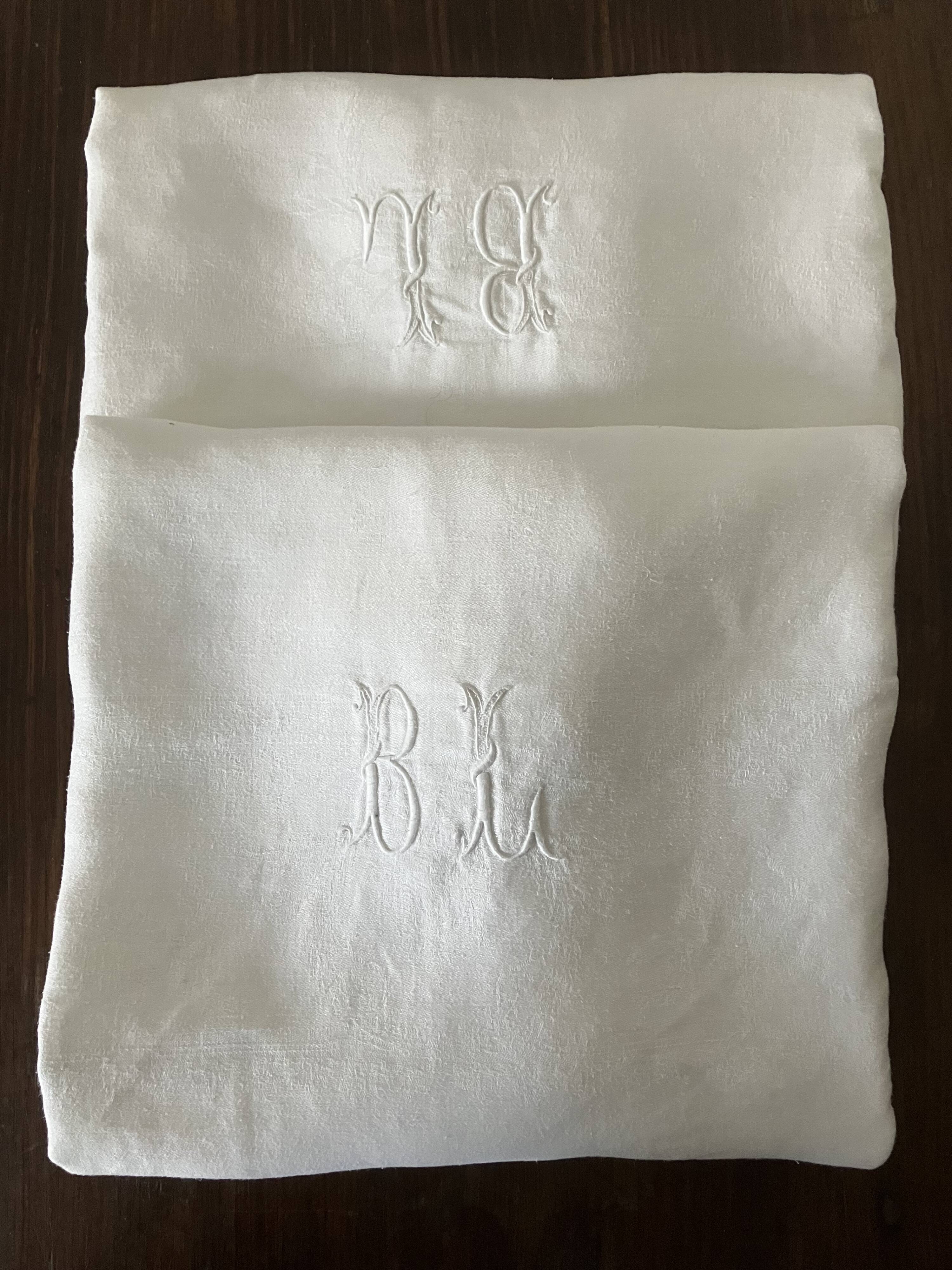 Nappe damassée, double monogramme