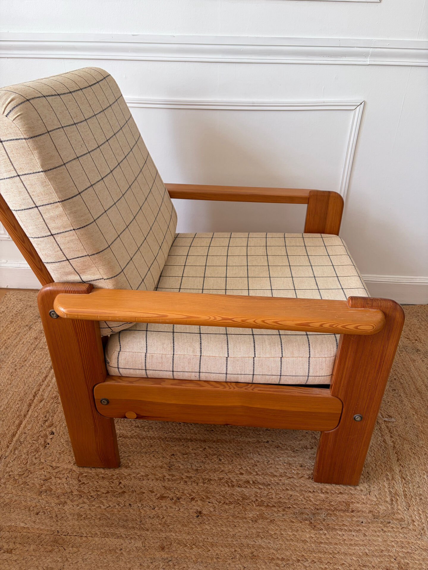 Fauteuil moderniste en pin années 70