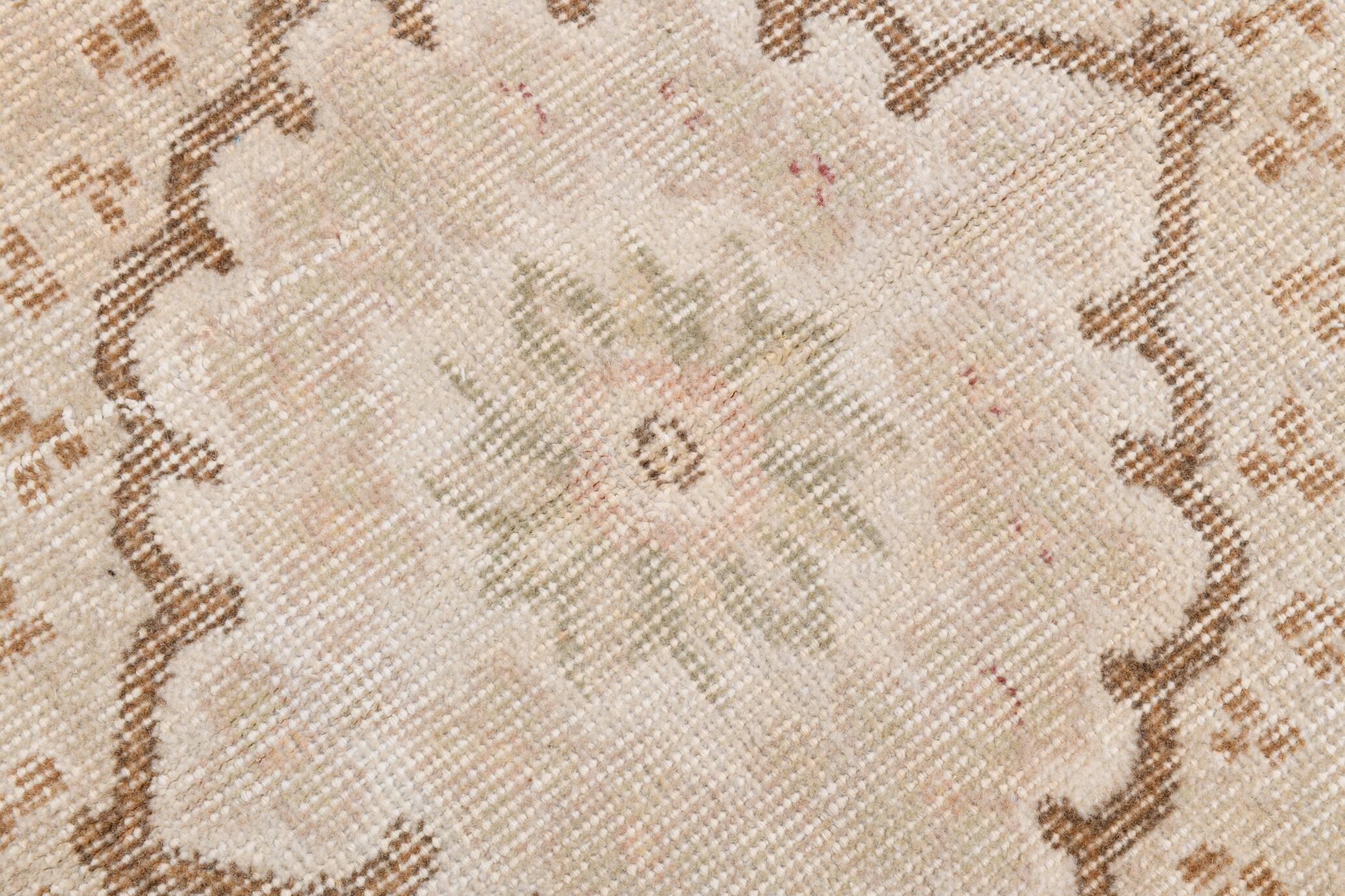 Tapis Aubusson ancien tons beiges et roses, élégant et raffiné, 209x335 Cm