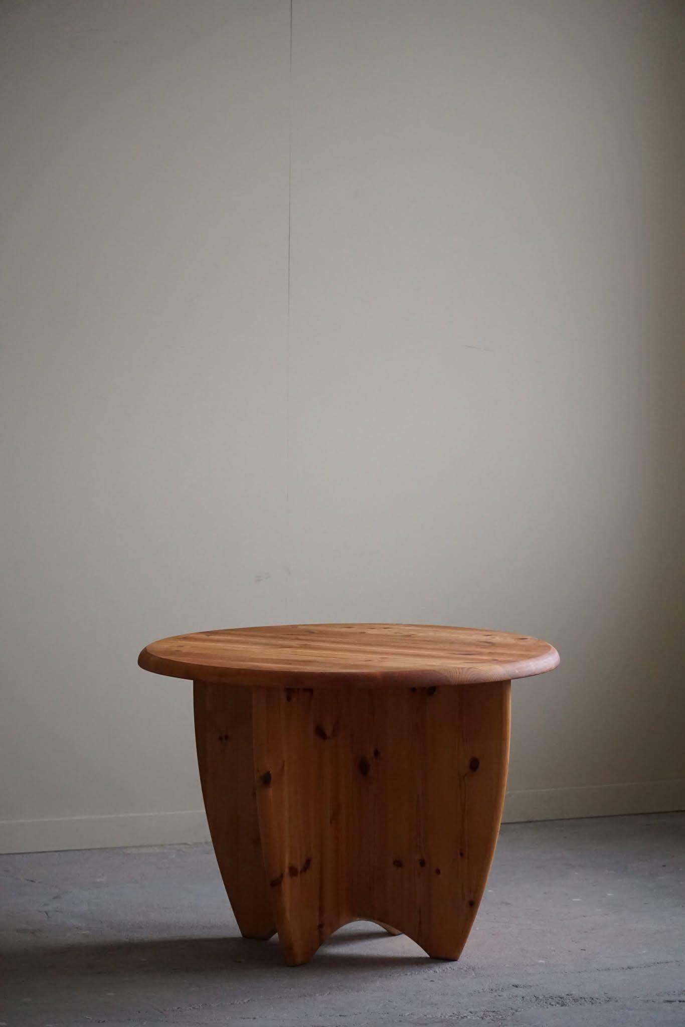 Modern round Danish coffee table in solid pine, Rainer Daumiller style, 1970s.