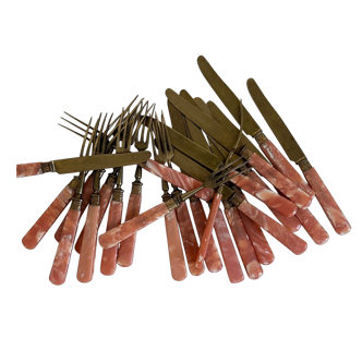 24-piece dessert service with pink mother-of-pearl handles.