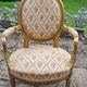 Paire de fauteuils médaillon en bois doré style Louis XVI